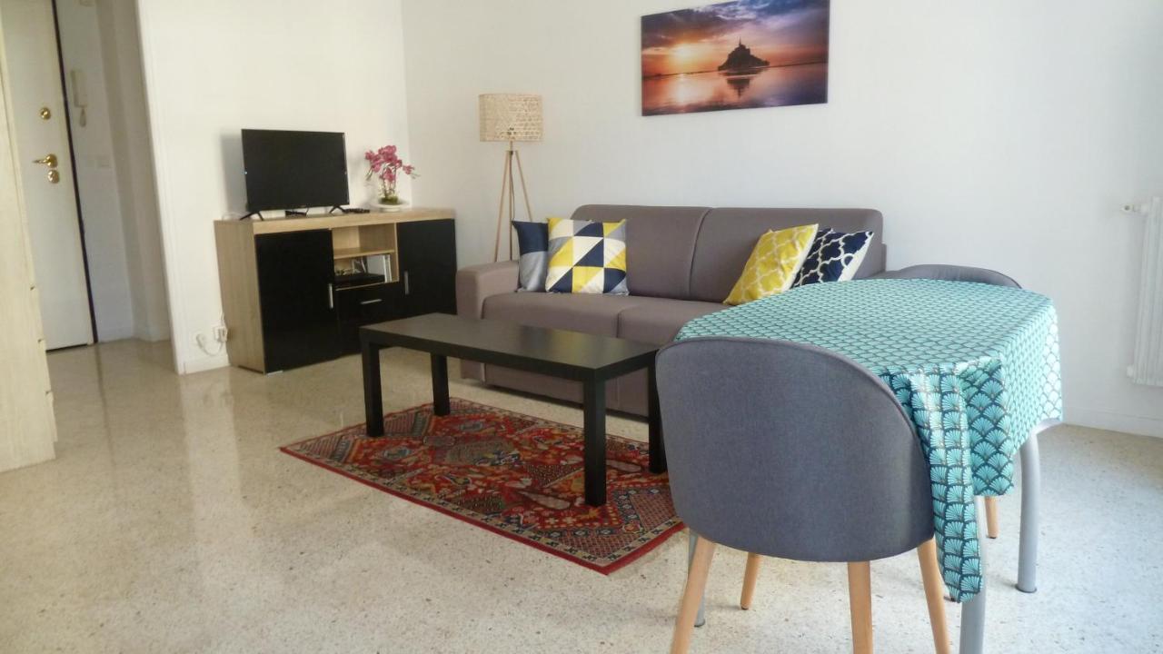 Antibes centre studio 27 M2 rénové Esterno foto